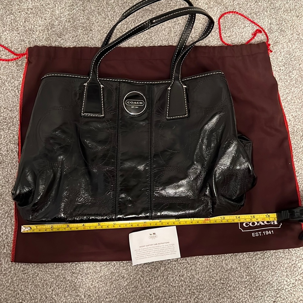 Like new glossy patent leather Authentic Coach tote F15658 with duster 🖤👜